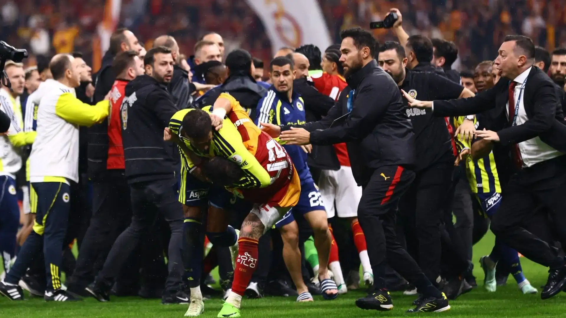Galatasaray-Fenerbahçe Derbisi Sonrası Kavga ve Kırmızı Kartlar