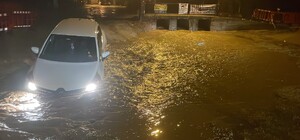 Muğla’nın Menteşe ilçesinde yağış nedeniyle yol çöktü, araç çukura düştü